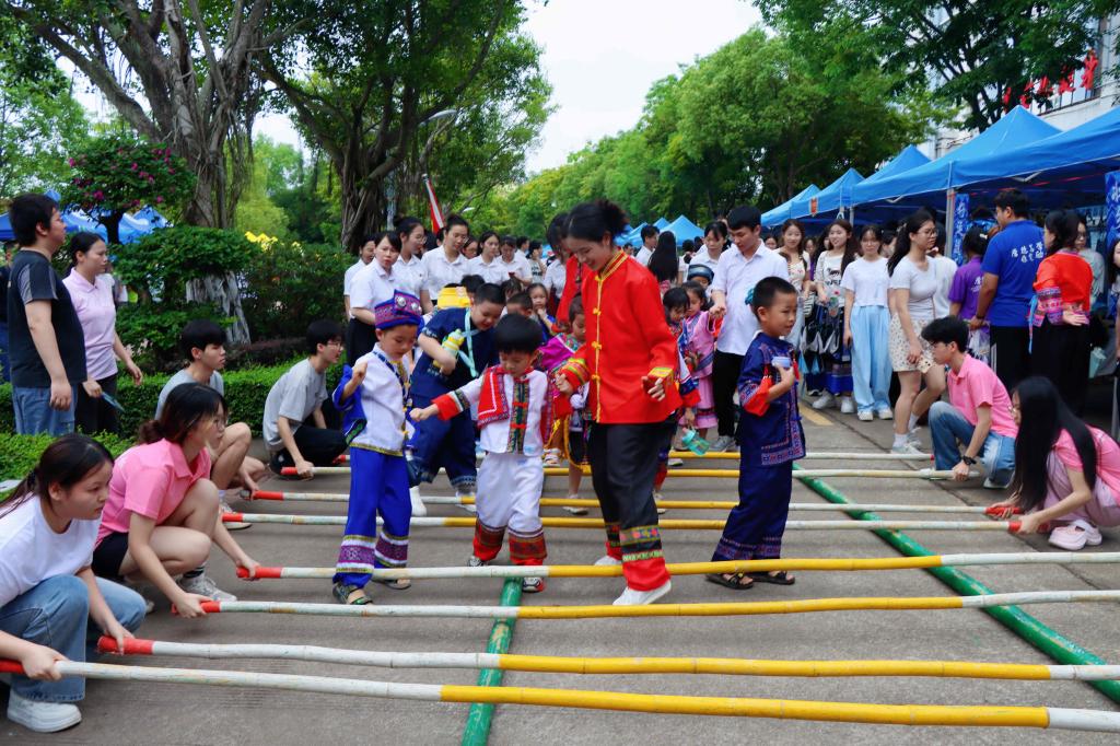 大手牽小手——體驗非遺竹竿舞。